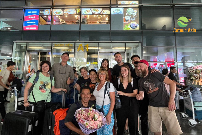 Notre guide accueille les voyageurs à l’aéroport