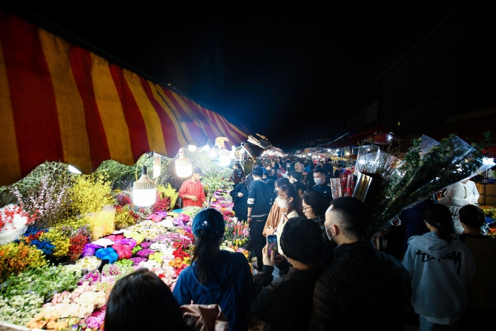 Le marché aux fleurs de Quảng Bá est animé pendant les jours qui précèdent le Têt