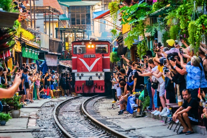 Rue du train à Hanoï, une scène typique des forfaits de voyage au Vietnam en janvier