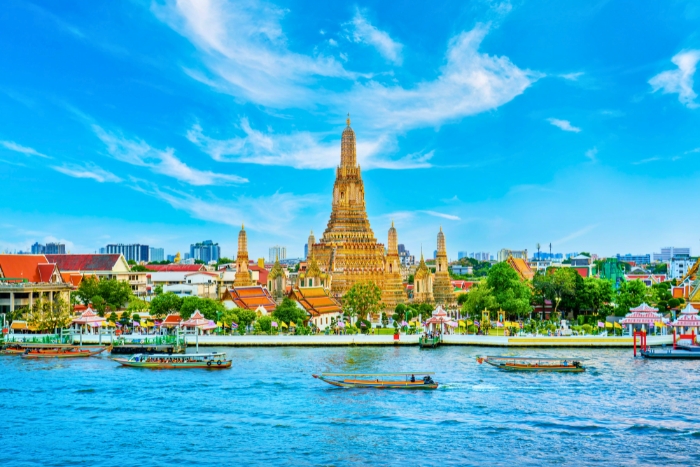 Wat Arun se détache élégamment sur les rives de Bangkok