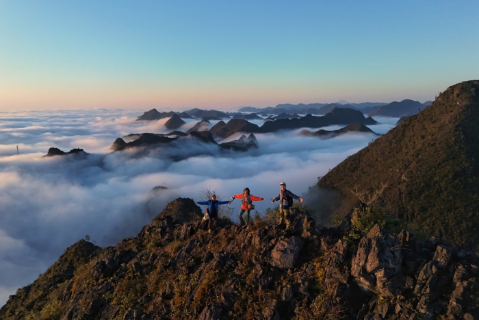 Une mer de nuages immaculés au cœur du plateau karstique de Đồng Văn