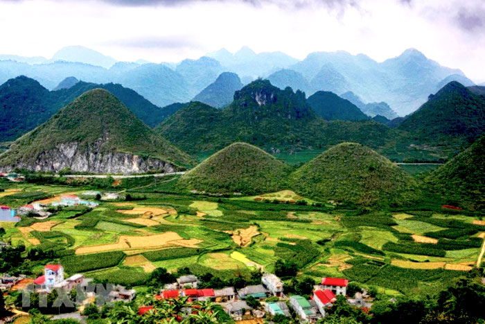 Ha Giang que faire - admirer les deux Montagnes Jumelles de la Fée