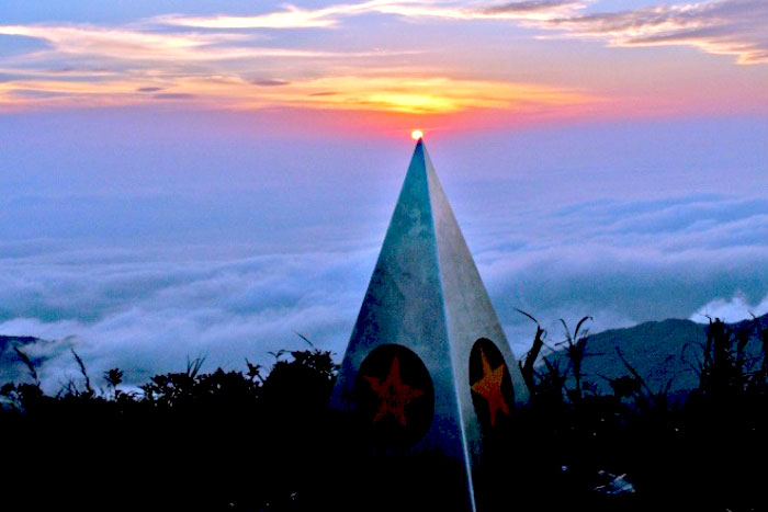 Le coucher de soleil au point le plus au Nord du Vietnam