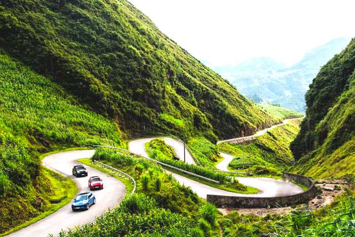 Une voiture privée à la conquête du col Ma Pi Leng