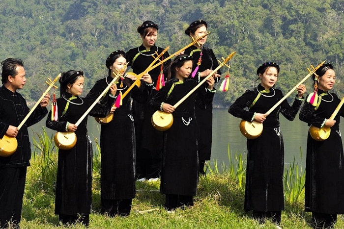 Beauté culturelle du groupe ethnique Tay vivant dans le village de Tha