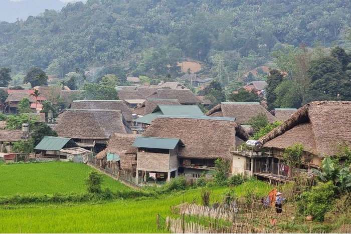 Maisons sur pilotis dans le village de Ha Giang