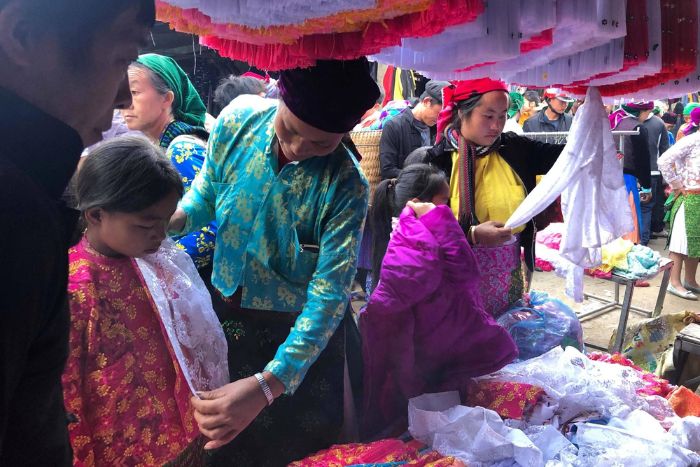 Vous pouvez acheter des costumes traditionnels au marché de Dong Van