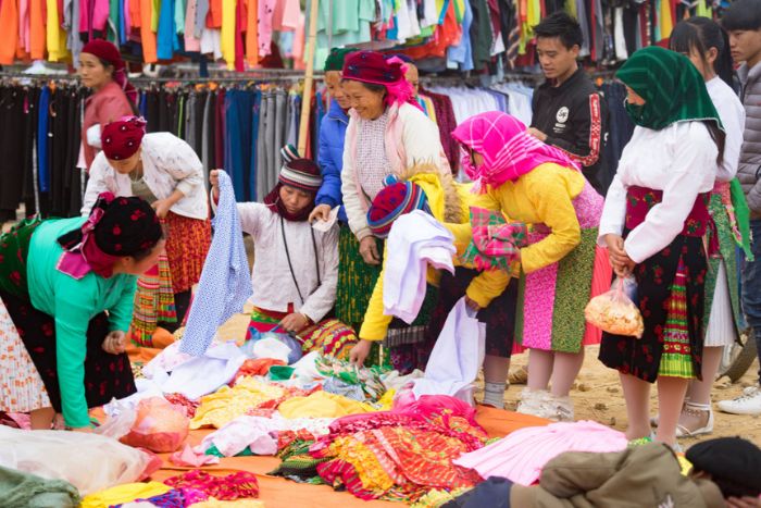 Divers produits de couture au marché de Du Gia