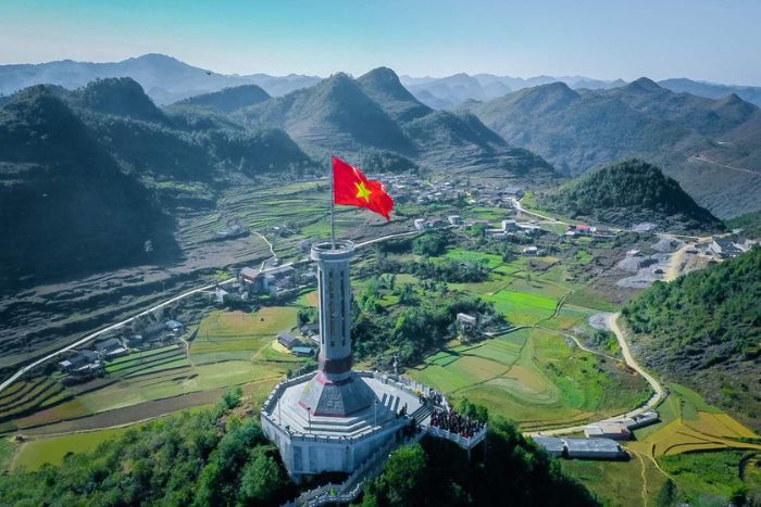 Tour du drapeau de Lung Cu au sommet de Lung Cu