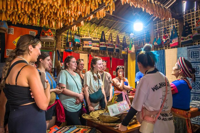 Faire du shopping à Ha Giang ? Ne pas manquer le brocart en lin du village de Lung Tam