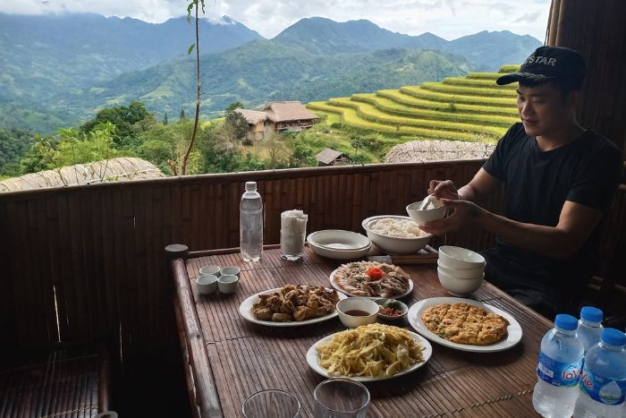 Prenez un repas en regardant les rizières en terrasses de Hoang Su Phi au Dao Homestay