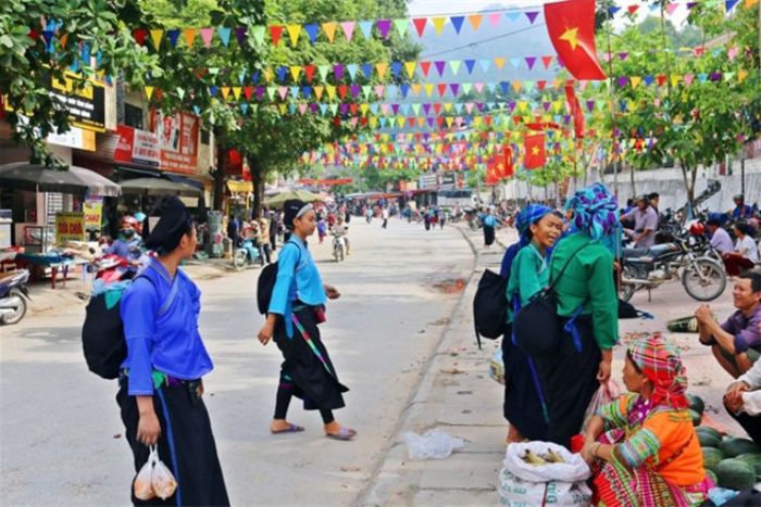 Le marché de Hoang Su Phi s'étend le long des rues de la ville de Vinh Quang