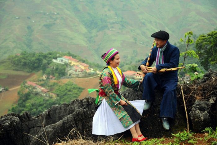 Bien qu'ils ne soient pas devenus mari et femme, ils se retrouveront avec leur ancien amour au marché de Khau Vai