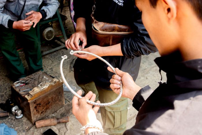 Observez les artisans fabriquant des bijoux en argent au village de Lao Xa