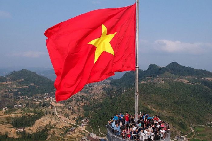 Admirez le drapeau du Vietnam flotter à Lung Cu Ha Giang