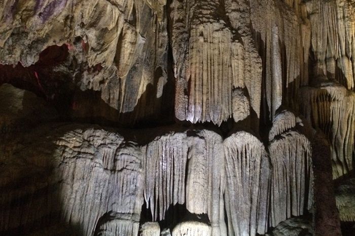 Les stalactites sont une beauté unique de la grotte de Lung Khuy