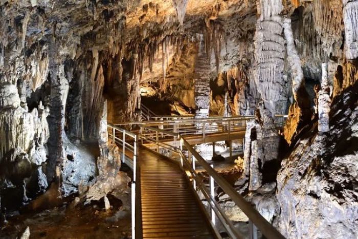 Le chemin à l'intérieur est soigneusement construit, facilitant aux visiteurs l'exploration des coins cachés de la grotte