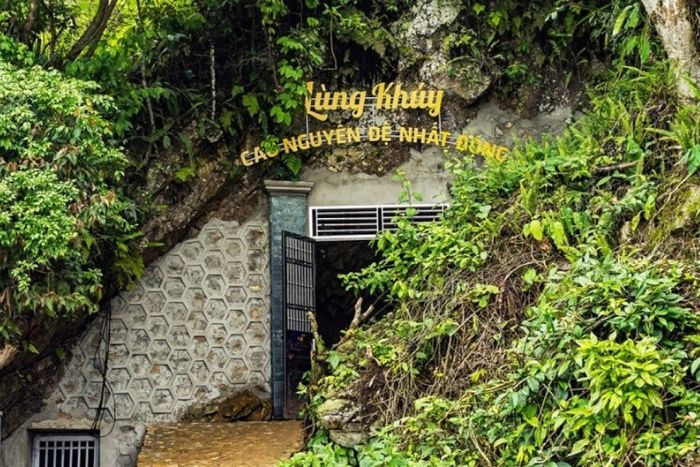 L'entrée de la grotte de Lung Khuy est assez cachée