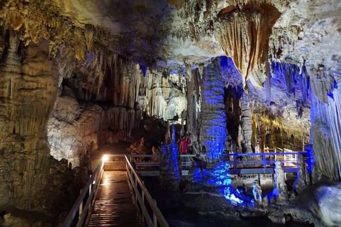 La grotte de Lung Khuy est très spacieuse, idéale pour les touristes à explorer