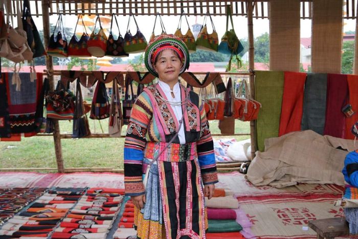 Costumes traditionnels colorés de l'ethnie Hmong