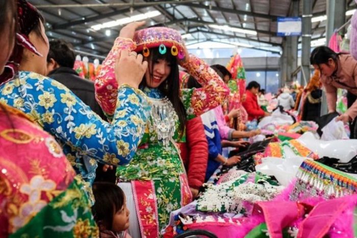 Au 2ème étage, se trouvent des stands de costumes traditionnels des ethnies à Meo Vac Ha Giang