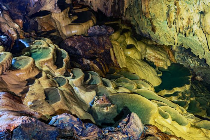 Les stalactites en forme de "rizières en terrasses" à l'intérieur de la grotte de Nam Tan