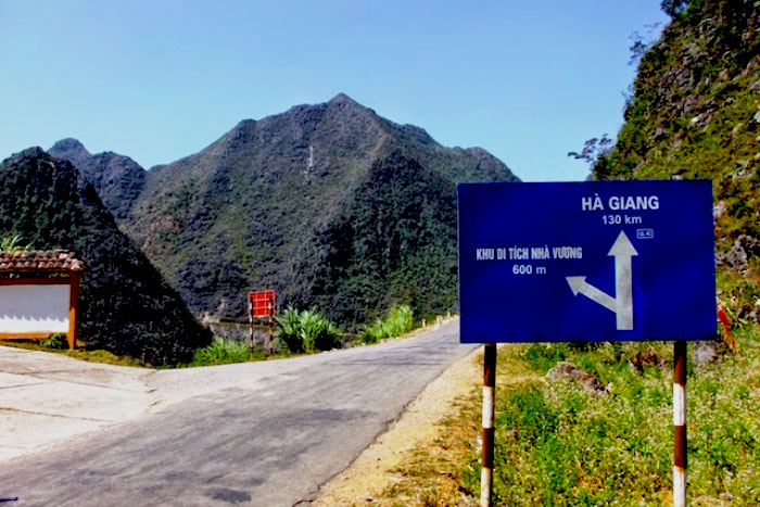 Panneau de direction « Tournez à gauche à 600m pour atteindre les reliques de la dynastie Vuong »