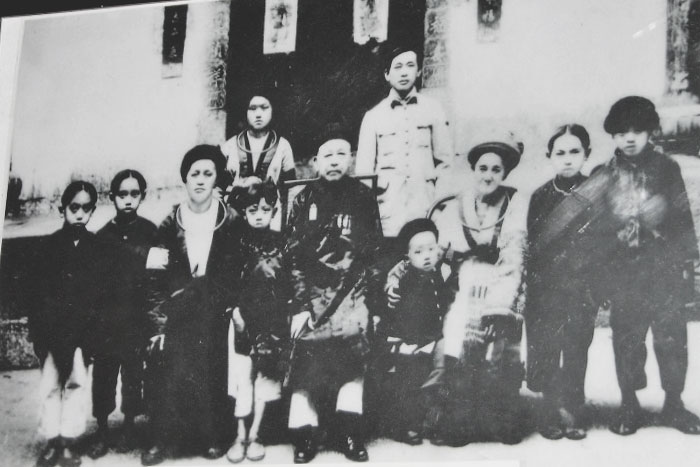 Roi des Hmong - Vuong Chinh Duc et sa famille
