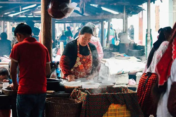 Déguster les plats du marché de Pho Cao sera une expérience intéressante pour les visiteurs