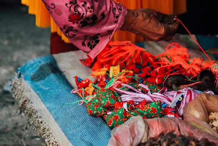 Bracelets aux motifs typiques au marché de Pho Cao