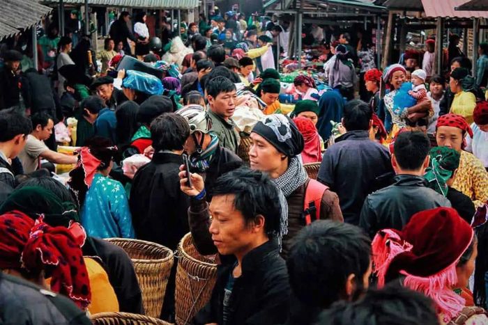 Tout le monde dans la région se réunit au marché de Pho Cao