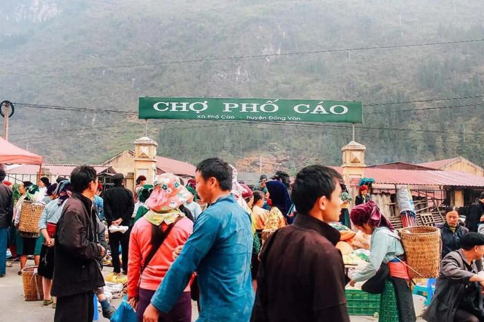 Le marché de Pho Cao est toujours animé dès les premières heures du matin