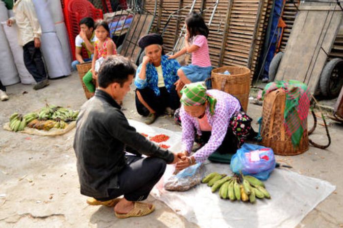 Un petit stand de vente des bananes au marché de Quan Ba, Ha Giang