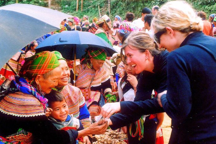 De plus en plus de touristes internationaux visitent le marché de Quyet Tien à Quan Ba, Ha Giang