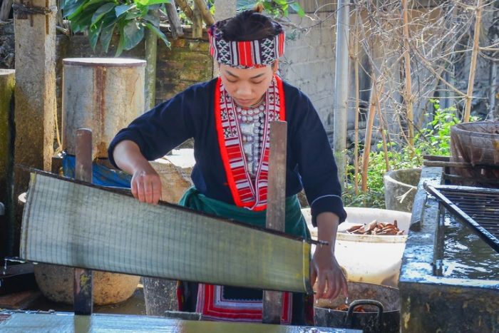 L'étape de pressage et de façonnage du papier au village de Thanh Son