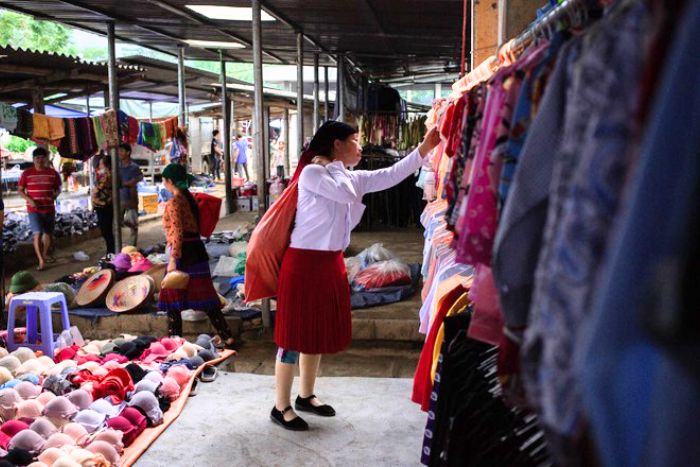 Les stands de vêtements au marché de Trang Kim