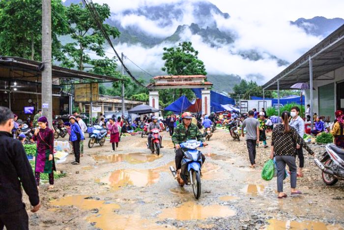 Le marché de Trang Kim est toujours animé, avec une foule incessante de visiteurs