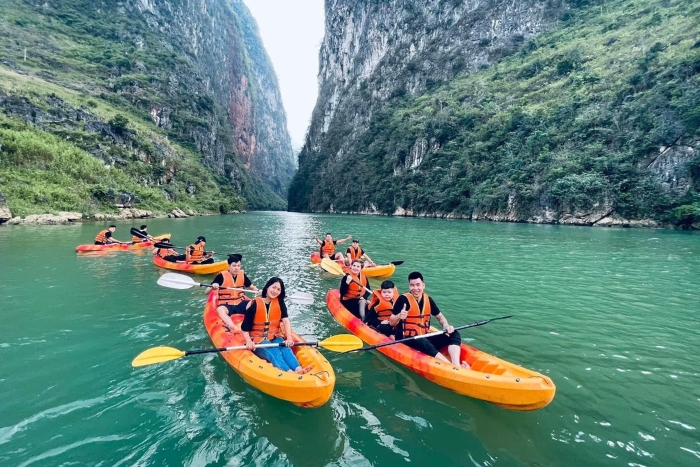 Faire du kayak sous le canyon de Tu San sera une activité intéressante lors de votre voyage en famille à Ha Giang, Vietnam