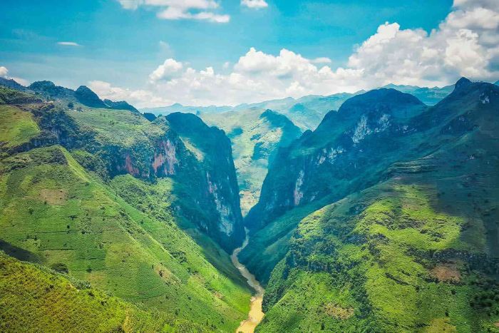 Vous pourrez admirer la rivière Nho Que et le canyon de Tu San en voyageant sur le col de Ma Pi Leng Ha Giang