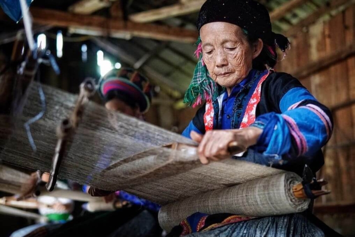 Les couleurs vives viennent du village de tisseurs de lin de Lung Tam