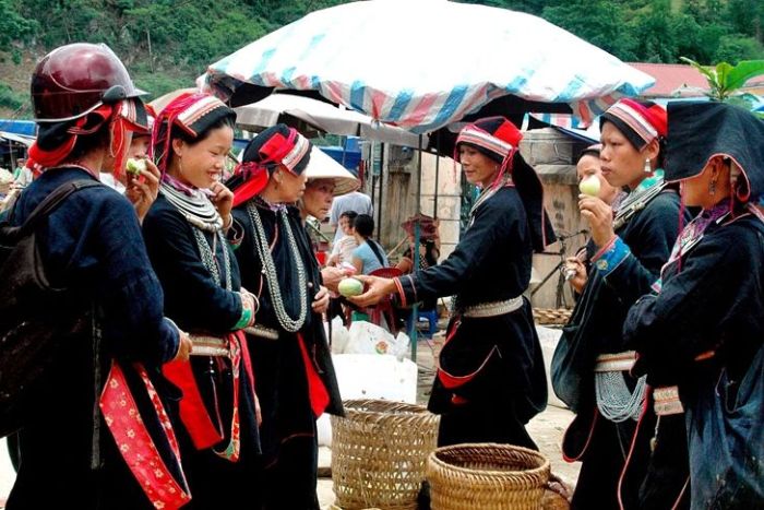 L’ethnie Dao au marché de Yen Minh à Ha Giang