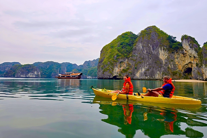 Kayak dans la baie de Lan Ha