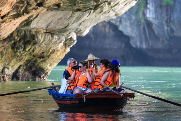Excursion d'une journée à la découverte de la grotte Lumineuse et Sombre