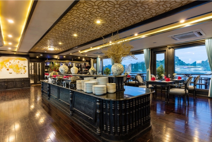 Restaurant luxueux et de grande capacité à bord
