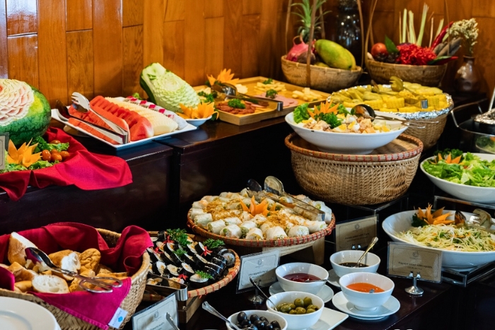 Déjeuner buffet à bord de la croisière Halong 4 étoiles avant le retour au port