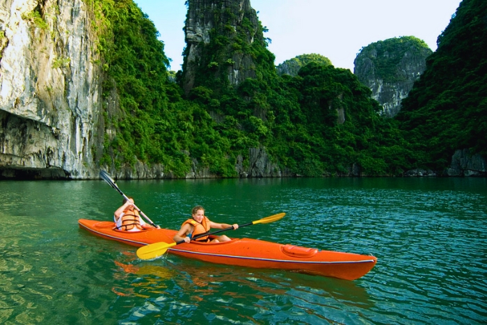 Kayak dans la grotte de Luon