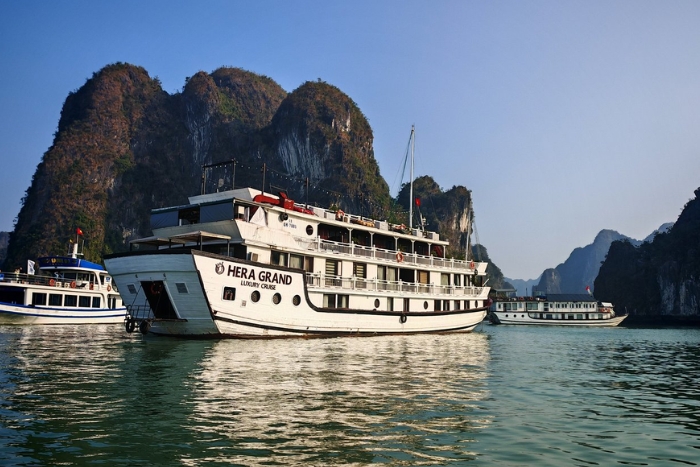Vue de la Hera Grand Cruise au cœur de la baie d’Halong