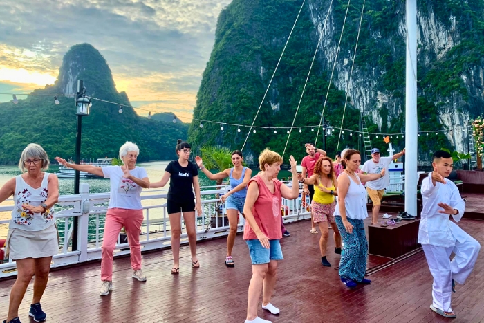 Un cours de Tai Chi matinal sur le pont du bateau