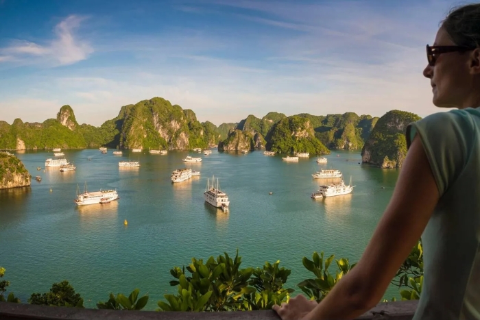 Panorama de la baie d'Halong depuis l'île de Titop