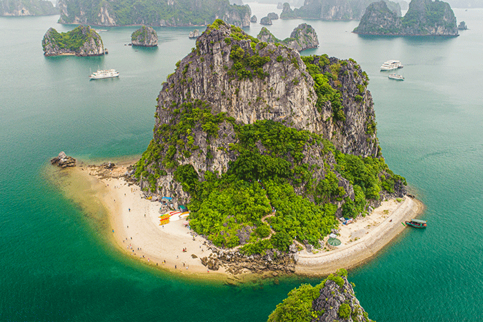 Nager à la plage de Ba Trai Dao, lieu à visiter dans la baie de Lan Ha